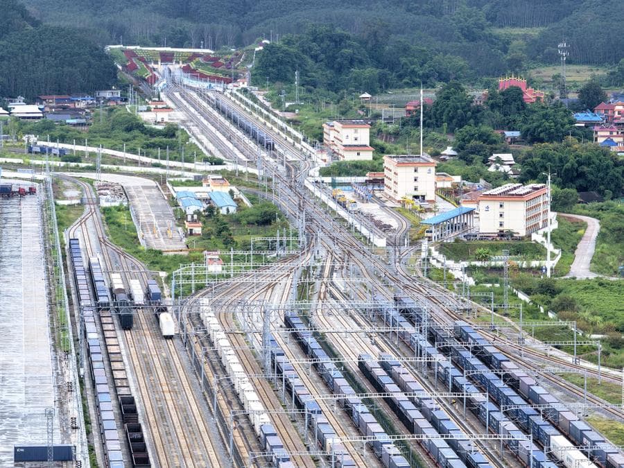 ขบวนรถไฟสินค้าจีน-ลาว เรียงแถวในสิบสองปันนา
