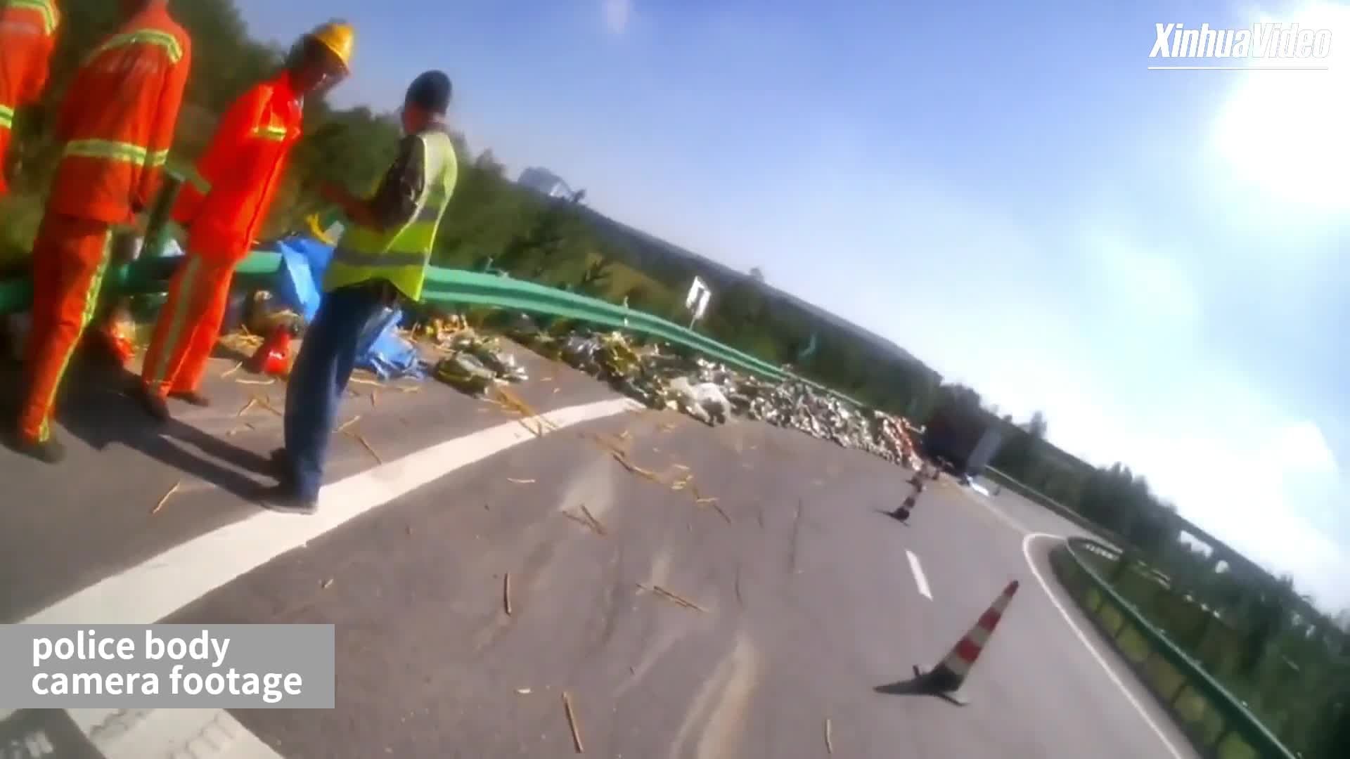 อบอุ่นหัวใจ! ตำรวจจีนปลอบใจคนขับรถบรรทุก ประสบอุบัติเหตุสินค้าตกกระจาย