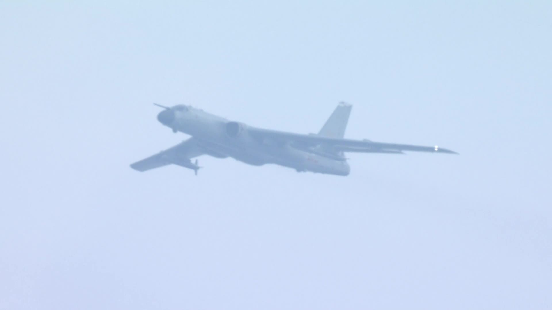 ฝูง 'เครื่องบินทิ้งระเบิด' บินโชว์ในพิธีสวนสนาม เหนือจัตุรัสเทียนอันเหมิน