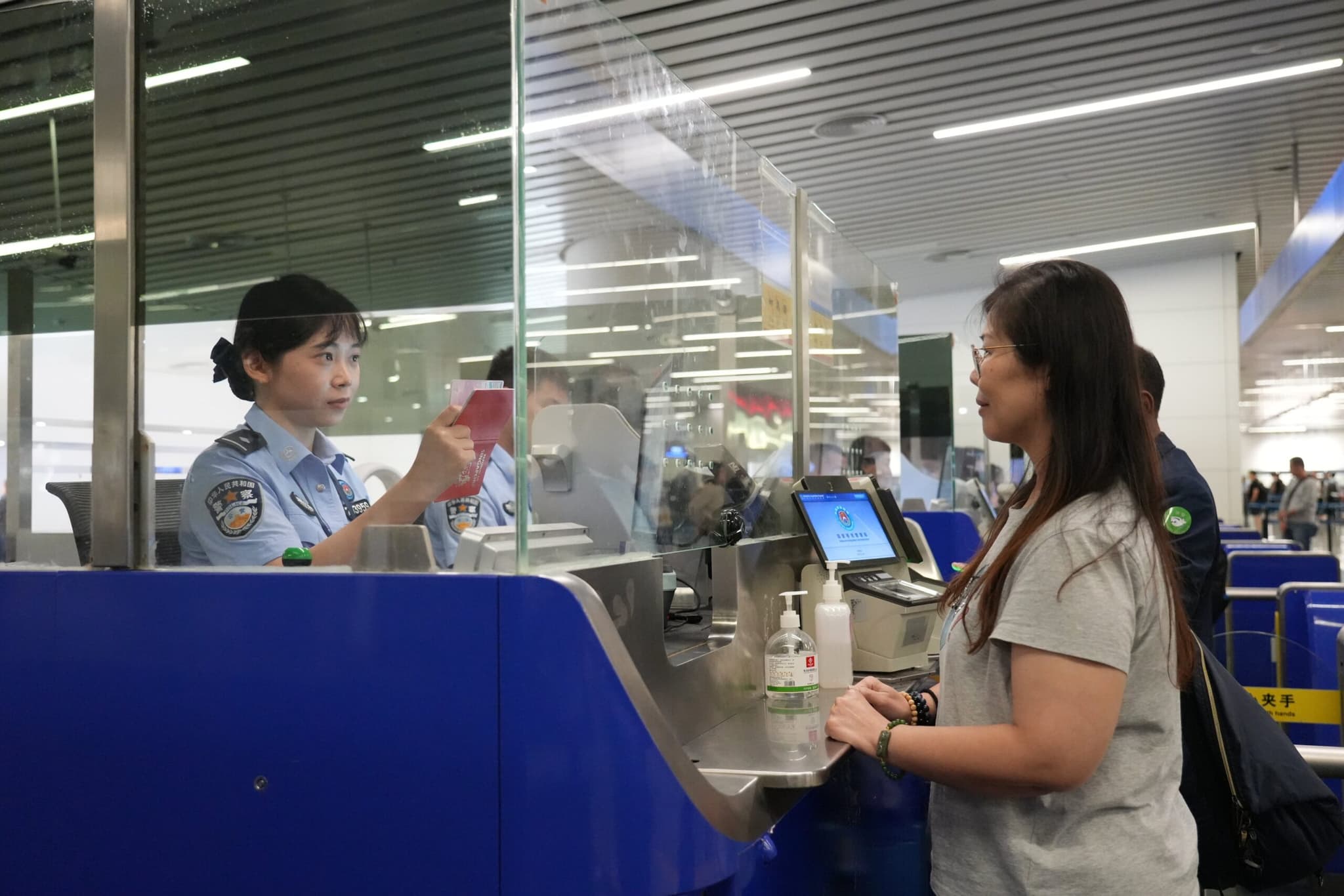 ด่านสนามบินไป๋อวิ๋นรองรับ 'ผู้โดยสารอาเซียน' พุ่งสูงต่อเนื่อง