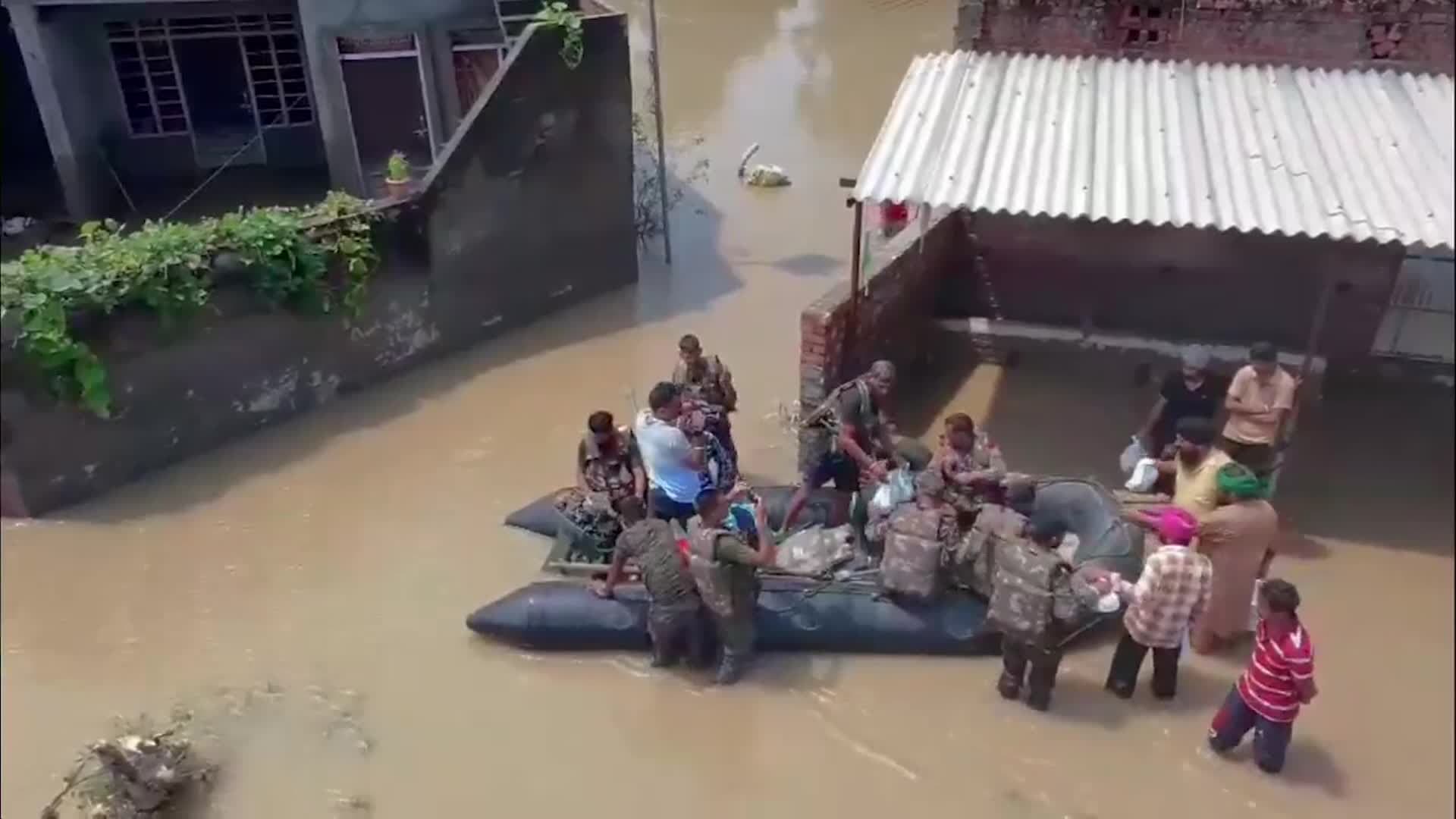 รัฐปัญจาบในอินเดียเจอ 'น้ำท่วม' หนัก กระทบปชช.กว่า 1.2 แสนคน