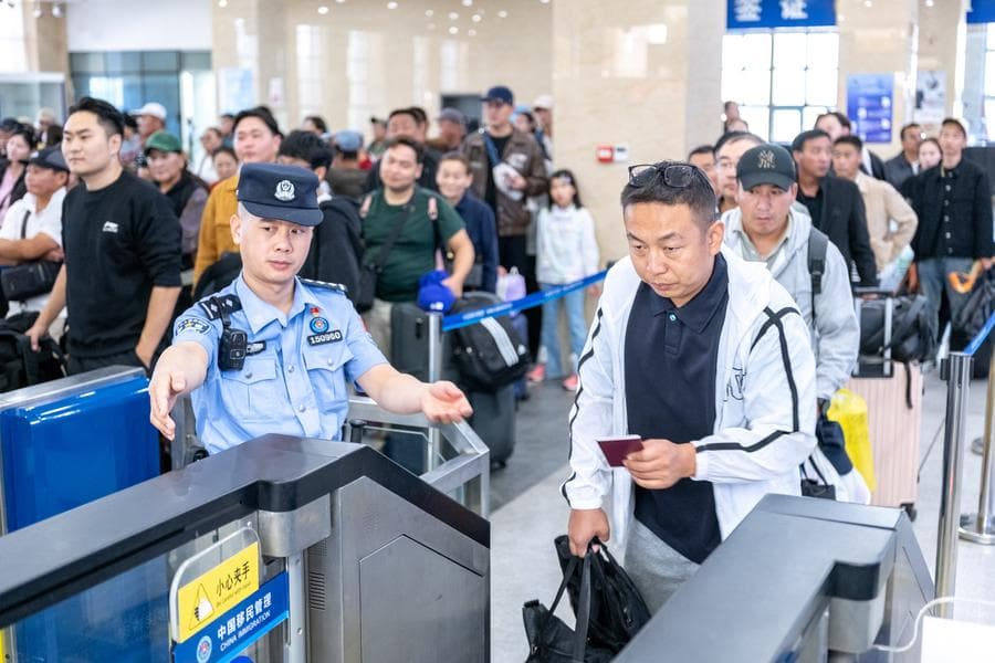 ผู้คนสัญจรผ่าน 'เอ้อร์เหลียนฮ่าวเท่อ' ด่านบกจีน-มองโกเลีย