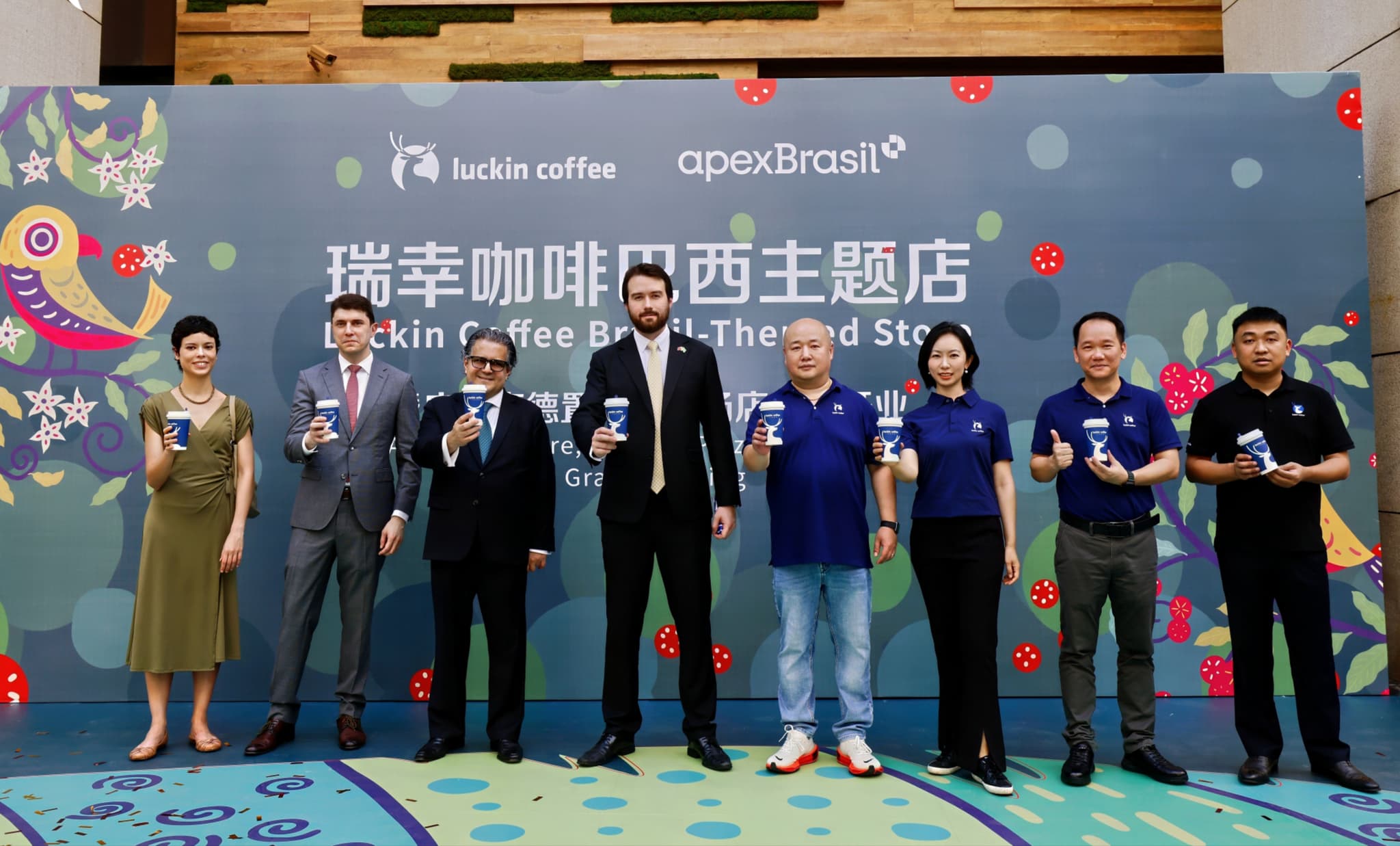 Luckin Coffee เปิดร้านสาขาธีม 'กาแฟบราซิล' ในกวางตุ้ง