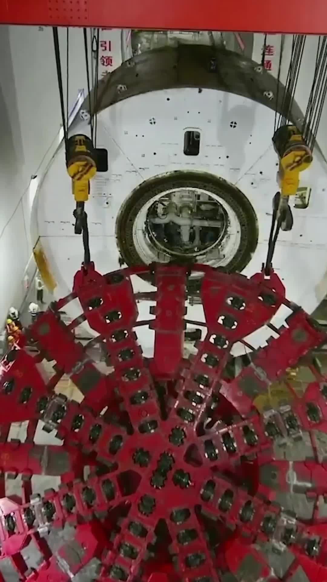 เครื่องจักร 'หนอนยักษ์' ขุดเจาะอุโมงค์ลอดแม่น้ำแยงซีในฉงชิ่ง