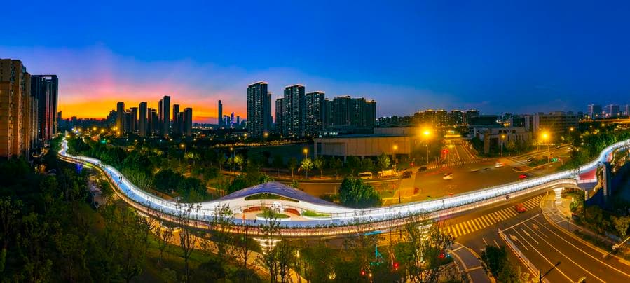 ชาวเมืองเดินเล่น 'สวนสาธารณะแนวยาว' 8 กม.ในหนานจิง