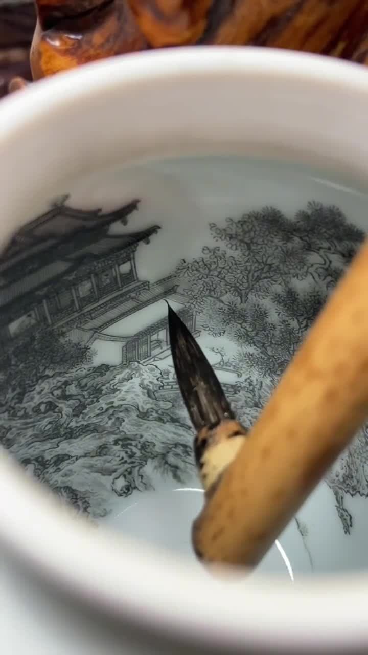 จิตรกรจีนโชว์ฝีมือ 'วาดภาพในกาน้ำชา' สุดวิจิตรบรรจง