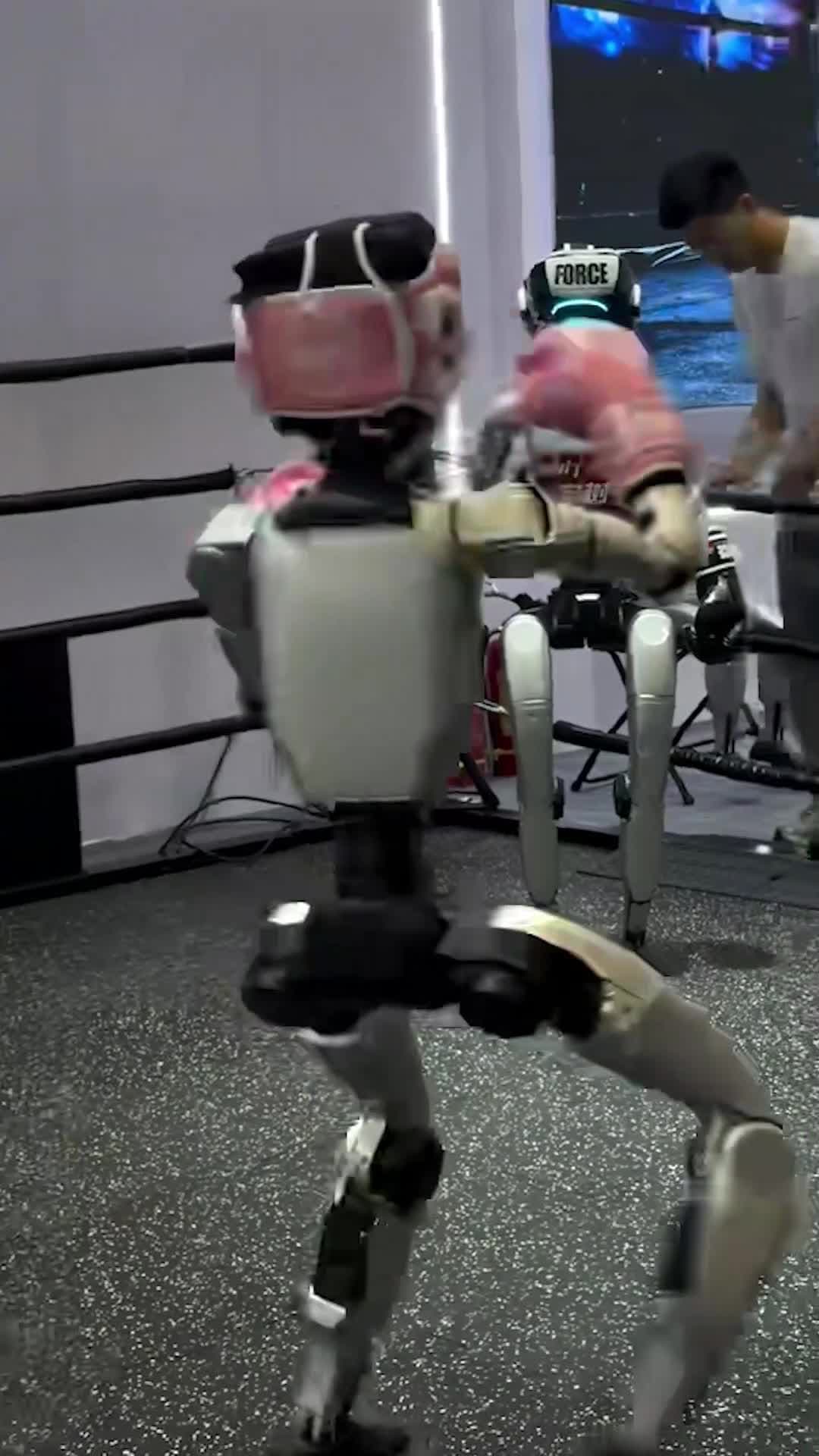 หุ่นยนต์ฮิวแมนนอยด์ฝีมือจีน โชว์ลีลา 'ชกมวย' ในงานอุตสาหกรรมอัจฉริยะ