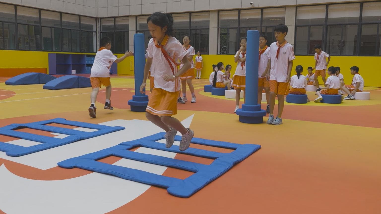 โรงเรียนในเซี่ยงไฮ้สร้าง 'สนามกีฬารักษ์สิ่งแวดล้อม' จากรองเท้ามือสอง 2.8 แสนคู่