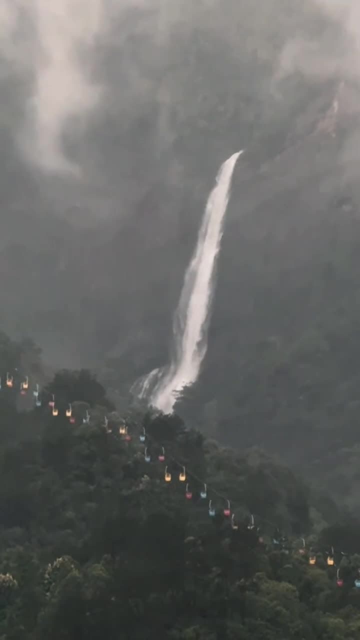 สายธาร 'น้ำตกเขาหลูซาน' ไหลหลั่งงดงามดั่งบทกวี