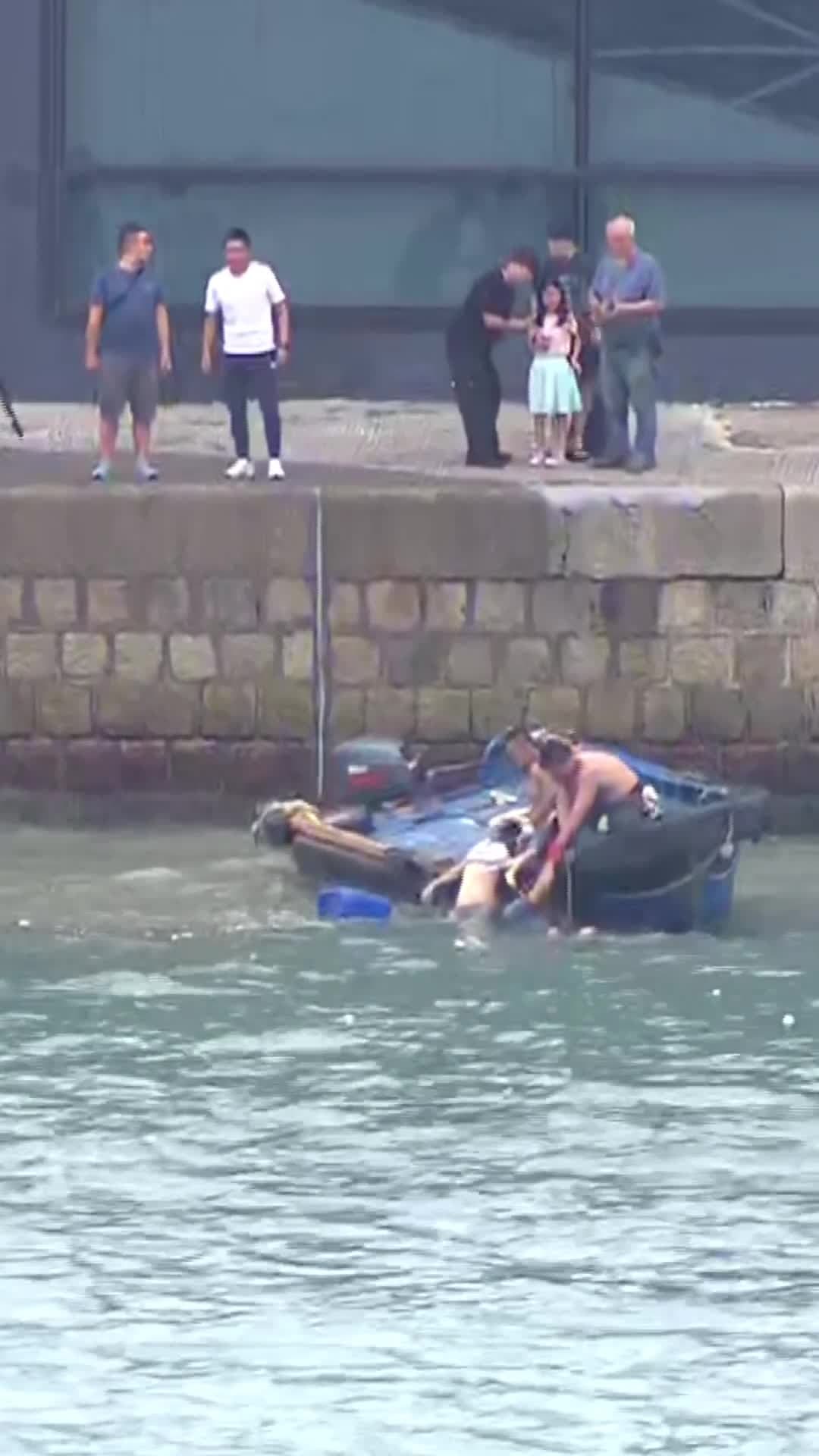 ชาวเรือช่วยครอบครัวตกทะเล ขณะดูคลื่นน้ำในฮ่องกง