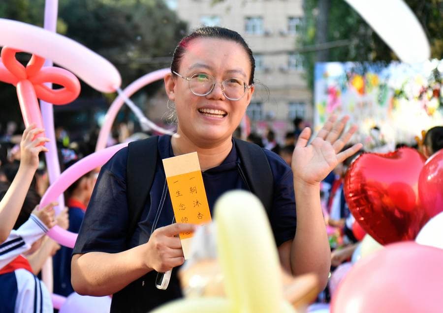 เหล่านักเรียนแสดงมุทิตาจิต ฉลอง 'วันครูแห่งชาติจีน' ในซินเจียง