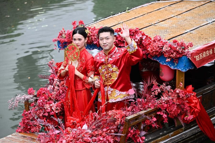 สุดหวานชื่น 'วิวาห์หมู่' กลางเมืองโบราณในเจียงซู