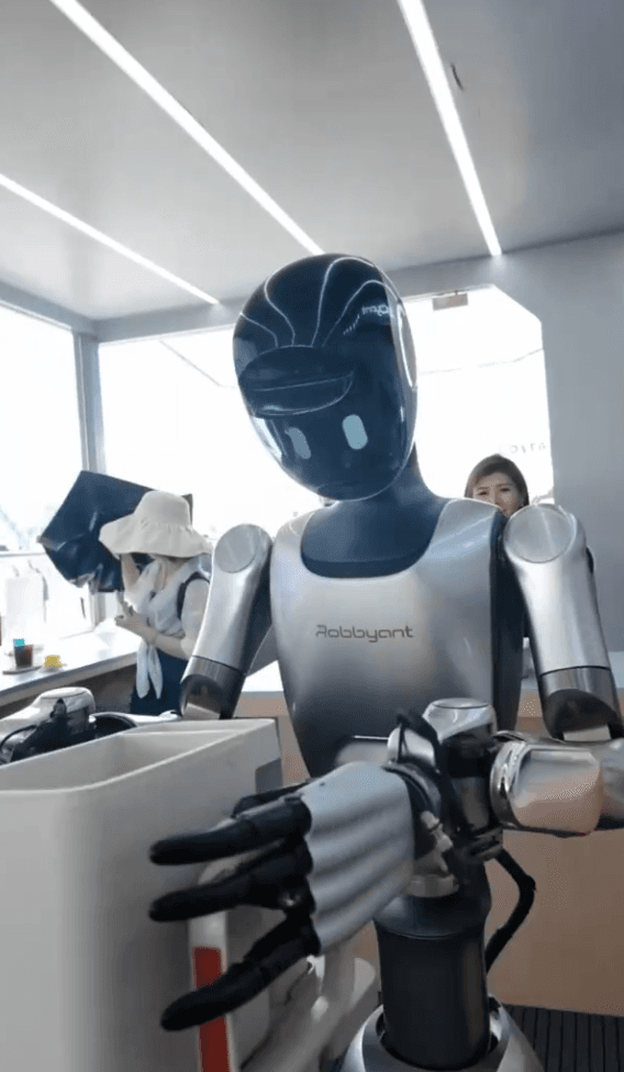 หุ่นยนต์ 'พ่อครัว' โชว์ฝีมือทำจานเด็ดในเซี่ยงไฮ้