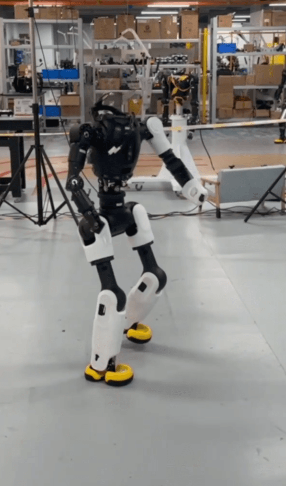 หุ่นยนต์จีนโชว์ 'ตีลังกากลับหลังขาเดียว' สำเร็จครั้งแรก