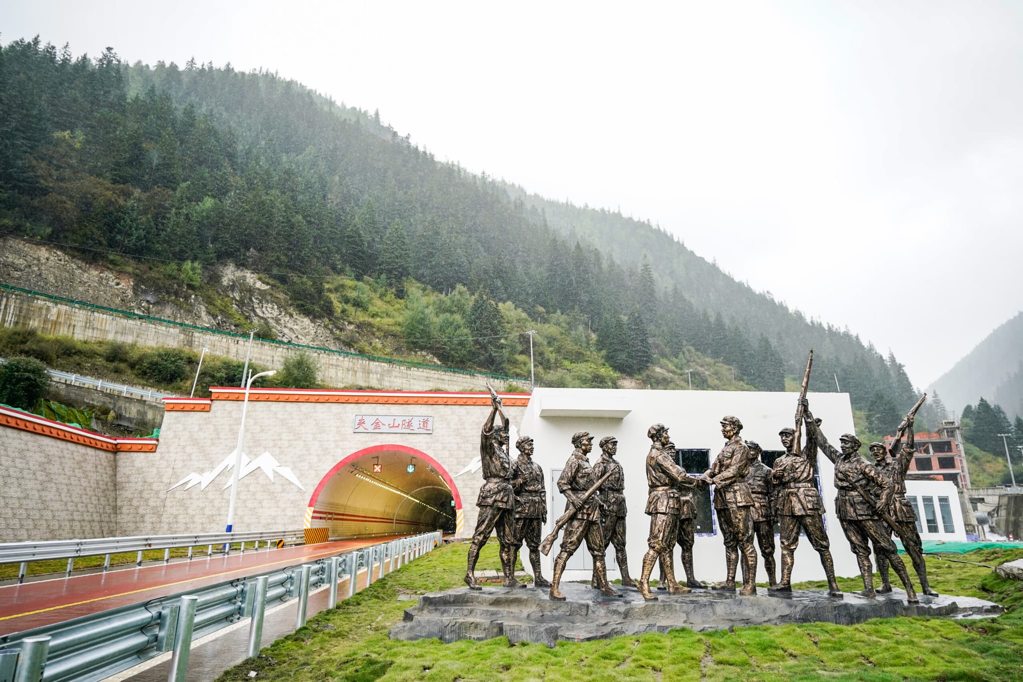 จีนสร้าง 'อุโมงค์ลอดภูเขาหิมะ' แห่งแรกบนเส้นทาง 'เดินทัพทางไกล