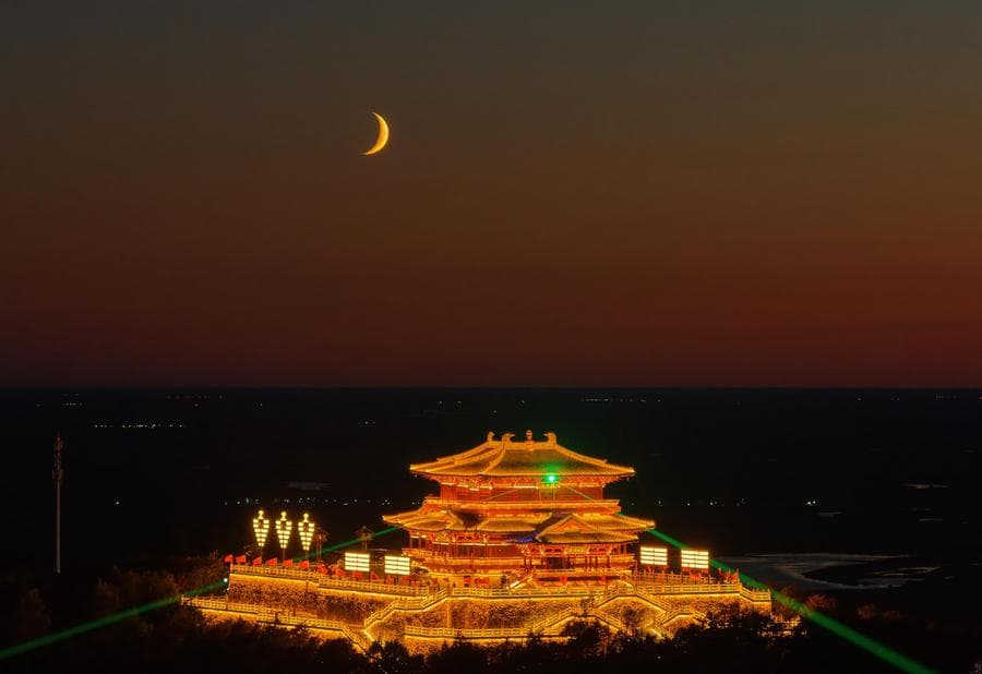 ยล 'จันทร์เสี้ยว' จิ๋วสุดของปี ประดับฟ้าค่ำในเฮยหลงเจียง