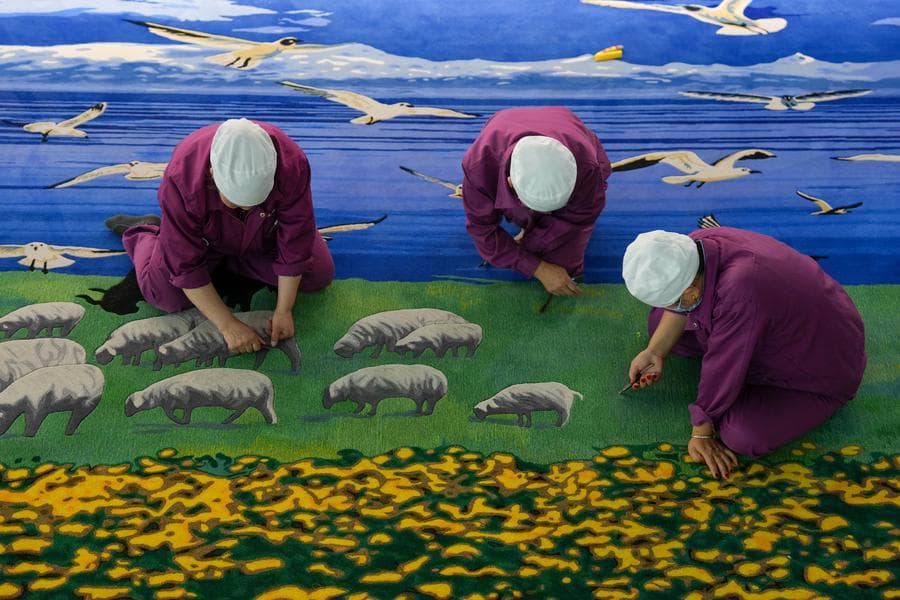 ส่องโรงงานผลิต 'พรมทิเบต' สุดประณีตงดงามในชิงไห่