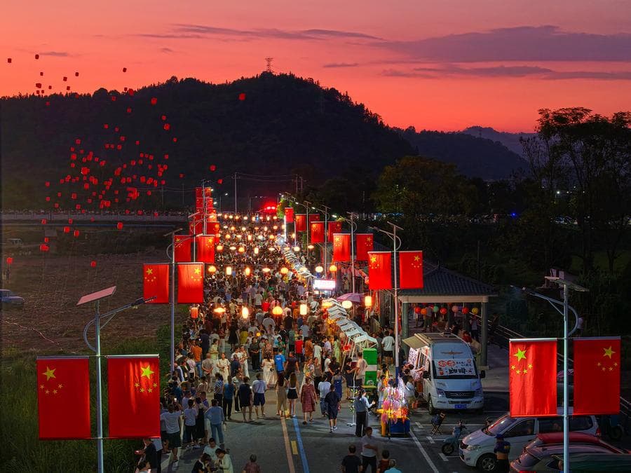 เที่ยวส่งท้ายหยุดยาวฉลอง 'วันชาติ-ไหว้พระจันทร์' คึกคักทั่วจีน