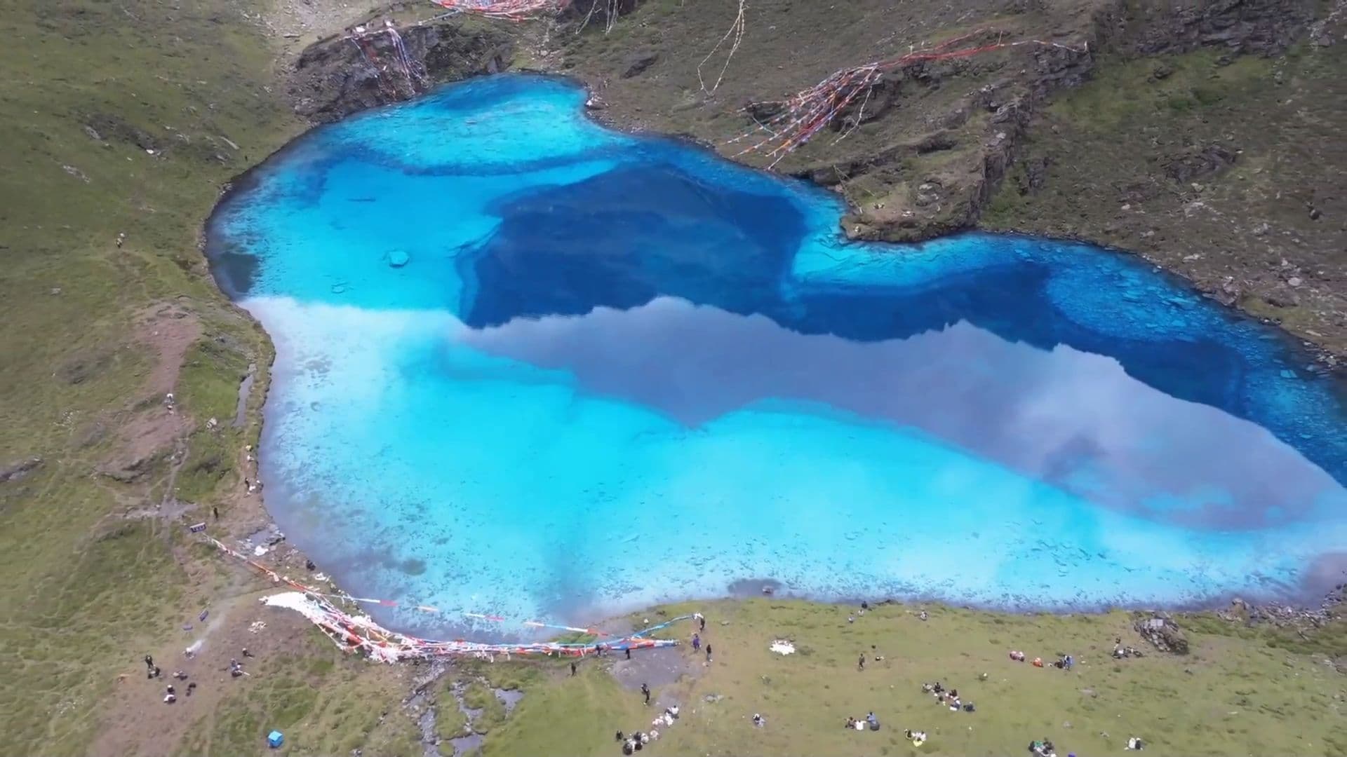 ทะเลสาบ 'หัวใจสีคราม' สวยเด่นชวนฝันบนแดนหลังคาโลก