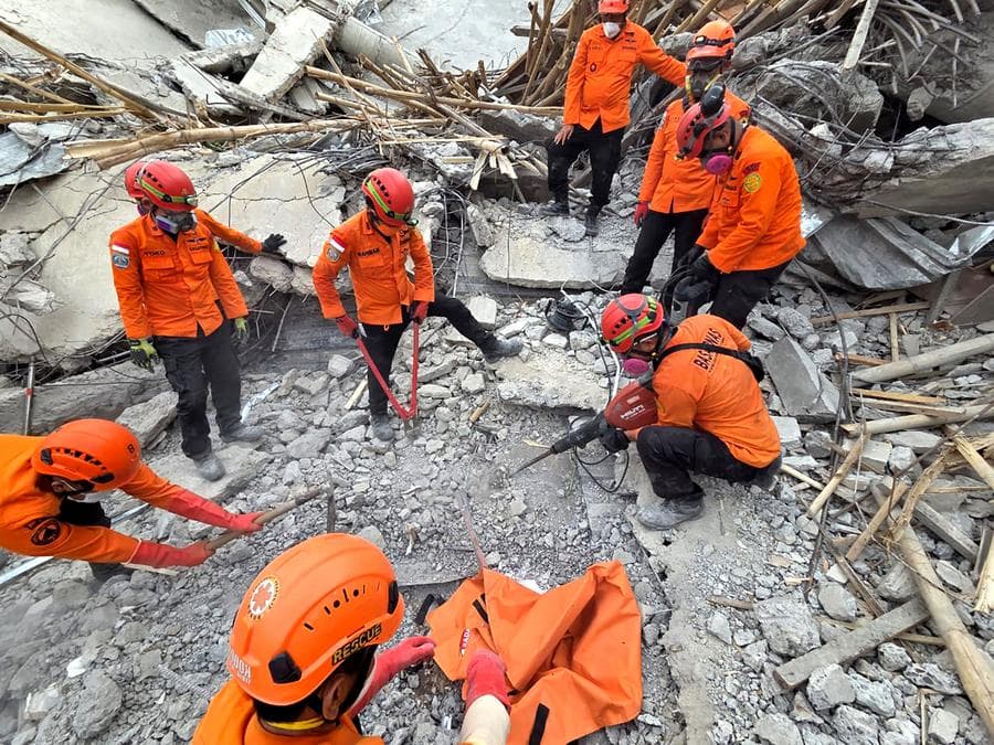 ยอดดับเหตุอาคารโรงเรียนถล่มในอินโดฯ เพิ่มแตะ 53 ราย เดินหน้าภารกิจค้นหาต่อเนื่อง