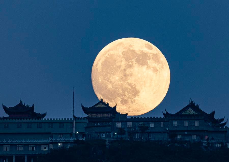 ทอดมองฟ้าชม 'จันทร์เต็มดวง' นวลตา ยามค่ำคืนไหว้พระจันทร์ทั่วจีน