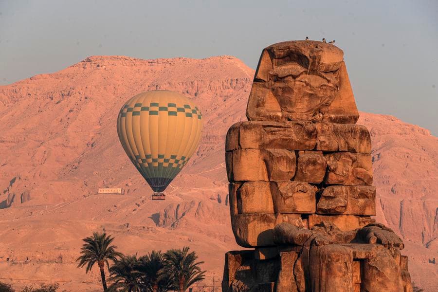 บอลลูนลมร้อน' ลอยพาชมมหาสถานเมมนอนในอียิปต์แบบใกล้ชิด