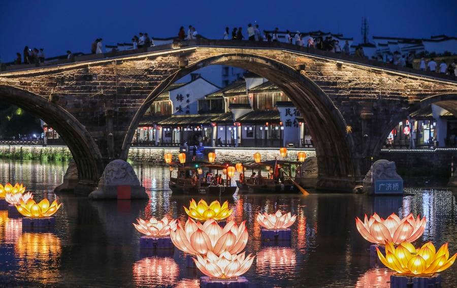 โคมไฟงามกลางคลองในหางโจว บรรยากาศฉลอง 'วันชาติจีน-ไหว้พระจันทร์