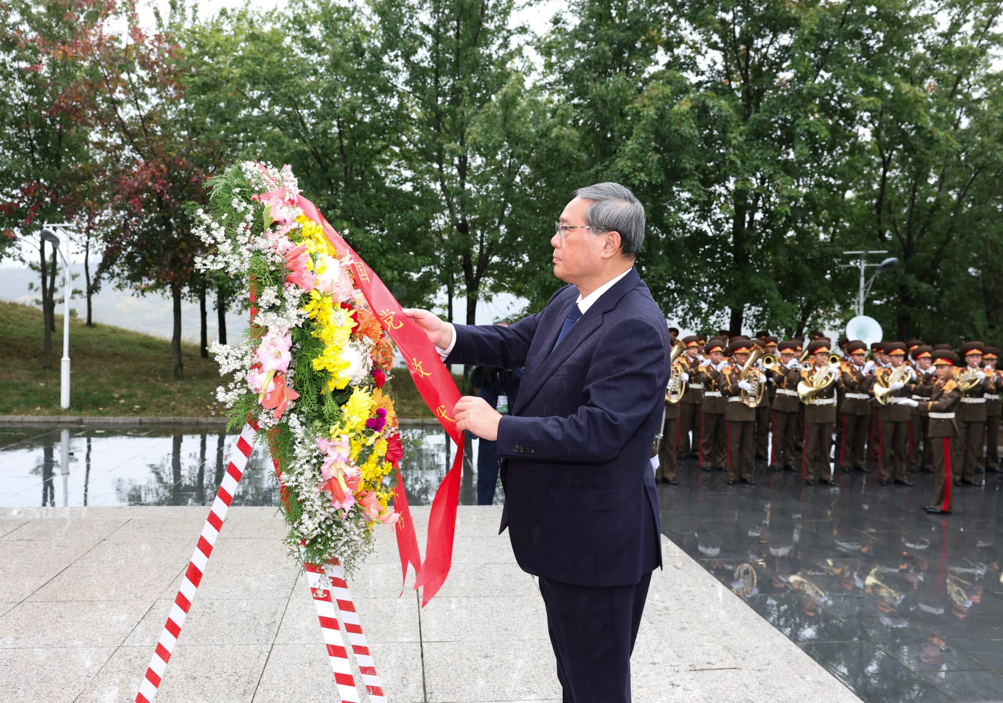 หลี่เฉียงวางพวงมาลา แสดงความเคารพวีรชนจีนในสงครามเกาหลี ณ สุสานในอันจู