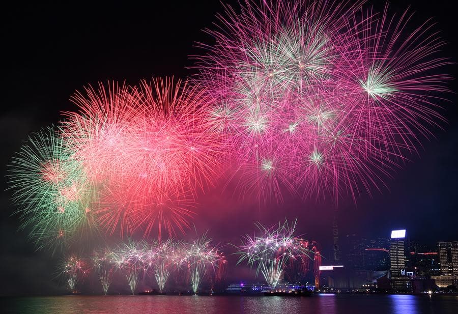 ตระการตาแสงสี 'ดอกไม้ไฟ' กลางฟ้าราตรี ฉลองวันชาติจีนในฮ่องกง