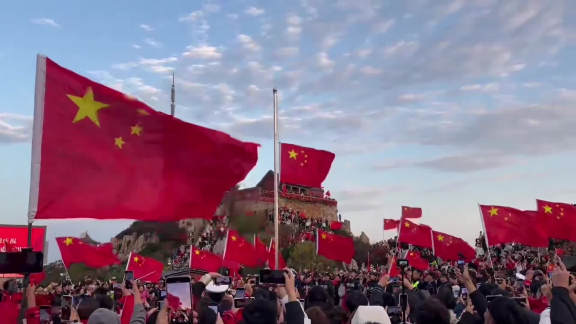 ชาวจีนปีนเขาไท่ซาน ชมแสงอรุณฉลอง 'วันชาติ