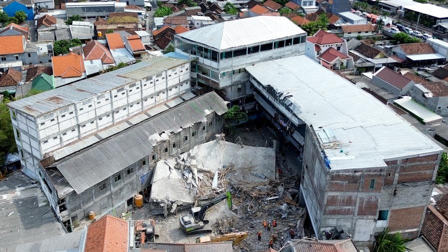 ยอดดับพุ่งแตะ 60 ราย เหตุอาคารโรงเรียนพังถล่มในอินโดนีเซีย