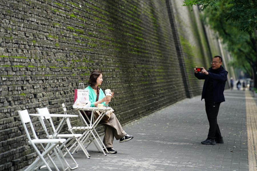 ฝนสารทฤดูผุด 'มอสส์เขียว' แต้มสีสันกำแพงเมืองโบราณในซีอัน