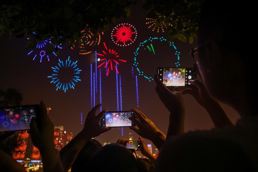 โดรนกว่า 5,000 ลำ แปรขบวนฉลอง 'วันชาติจีน' ในฉงชิ่ง