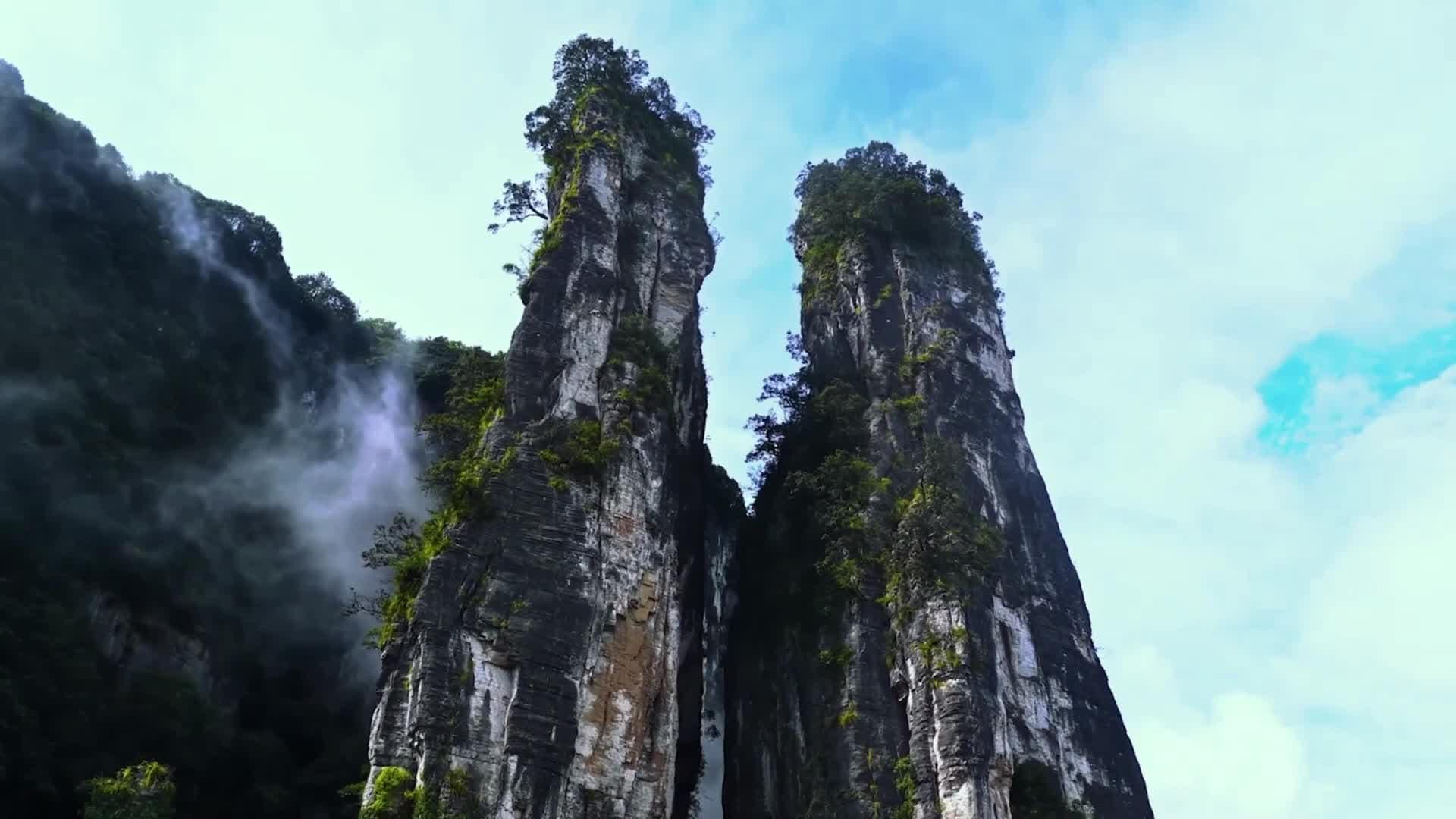 เสาหินคู่' อดีตแลนด์มาร์กโบราณ สูงเด่นเทียมเมฆในหูเป่ย