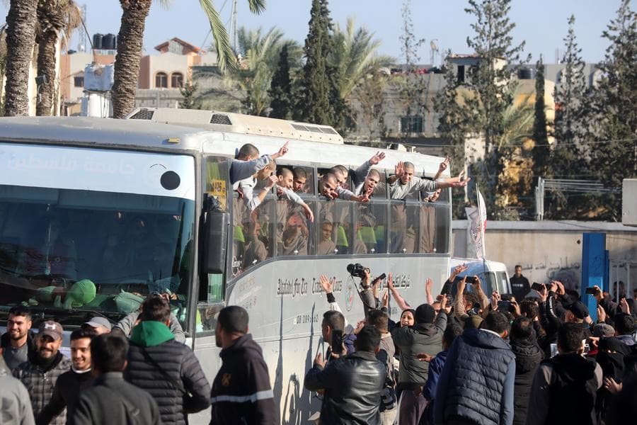 อิสราเอลจ่อปล่อยตัวชาวปาเลสไตน์ราว 2,000 คน ตามข้อตกลงหยุดยิงในกาซา