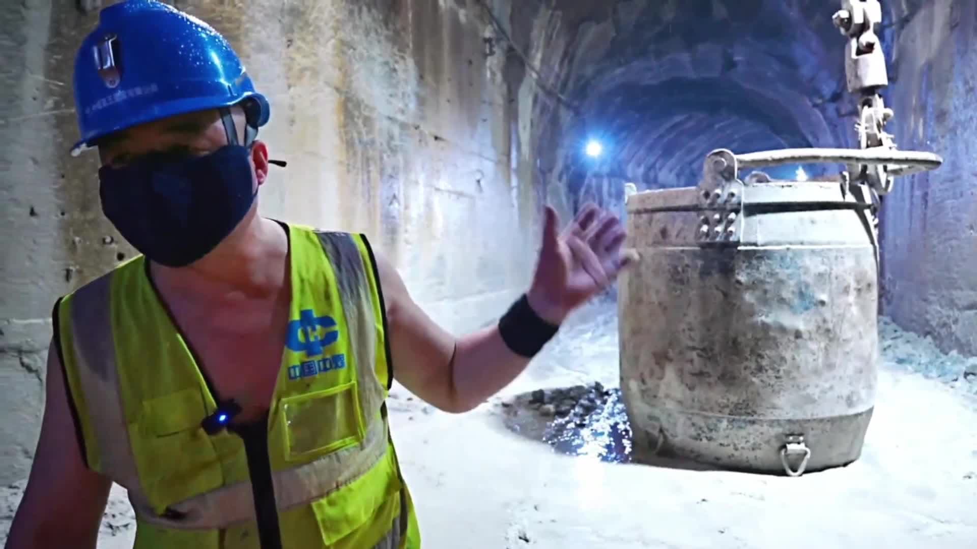 ไม่หยุดพัก! คนงานจีนปักหลักใต้ดินลึก 765 เมตร ลุยสร้างอุโมงค์ทางรถไฟ