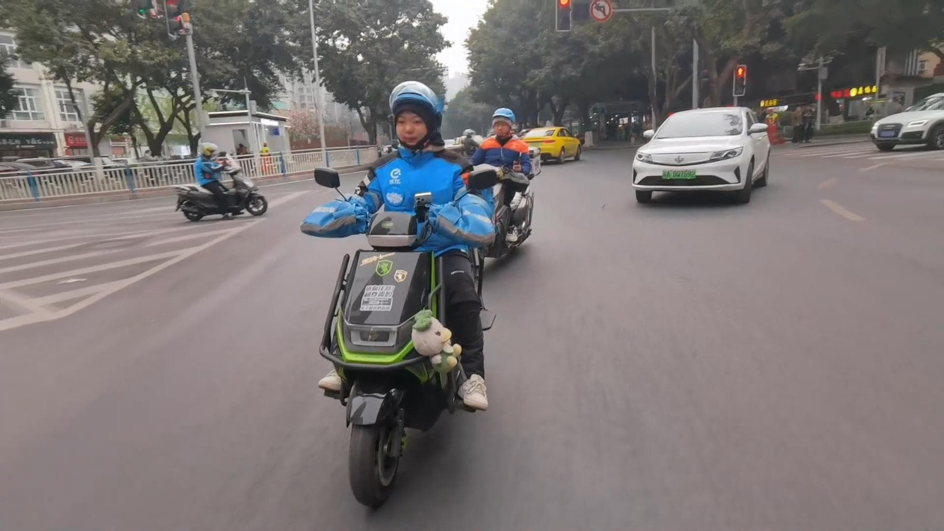 ไรเดอร์หญิงจีน 'เลี่ยวเจ๋อเหมิง' ค้นหาความหมายและคุณค่าของชีวิตบนท้องถนน