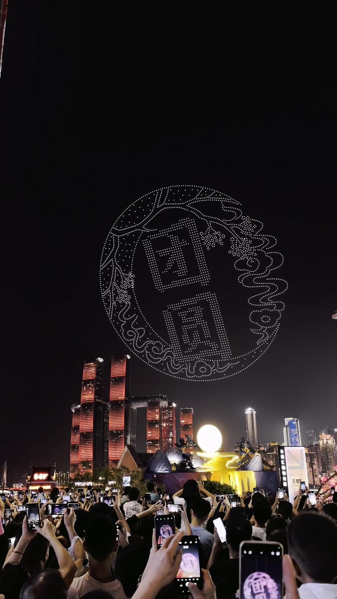 โชว์แสงสี 'โดรน' กลางฟ้าราตรี ฉลองไหว้พระจันทร์ในฉงชิ่ง