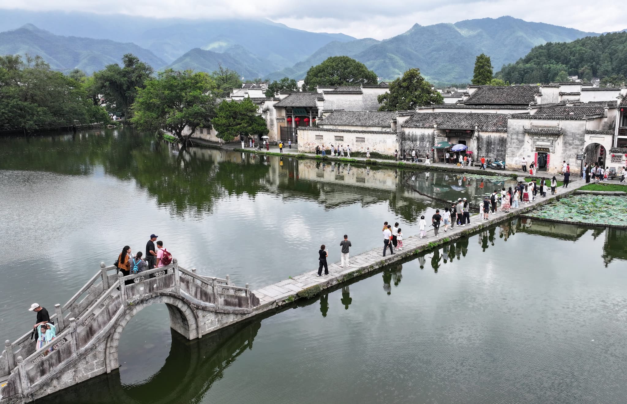 นทท.แห่เยือน 'หมู่บ้านประวัติศาสตร์' ในอันฮุย รับหยุดยาววันชาติจีน