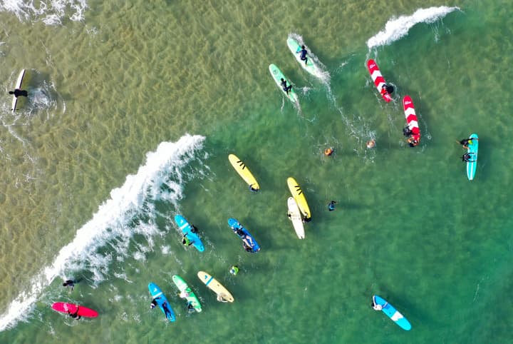 นักท่องเที่ยวฝึก 'เล่นเซิร์ฟ' น่าสนุกในว่านหนิง