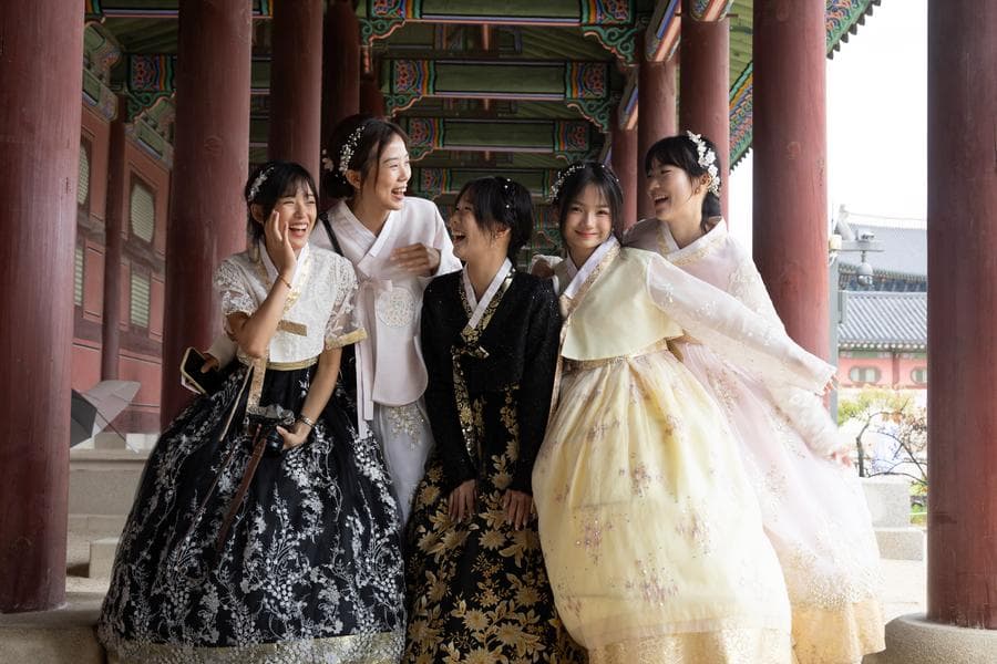 Asia Album : นทท.สวมชุดฮันบกเที่ยว 'พระราชวังโบราณ' ในกรุงโซล