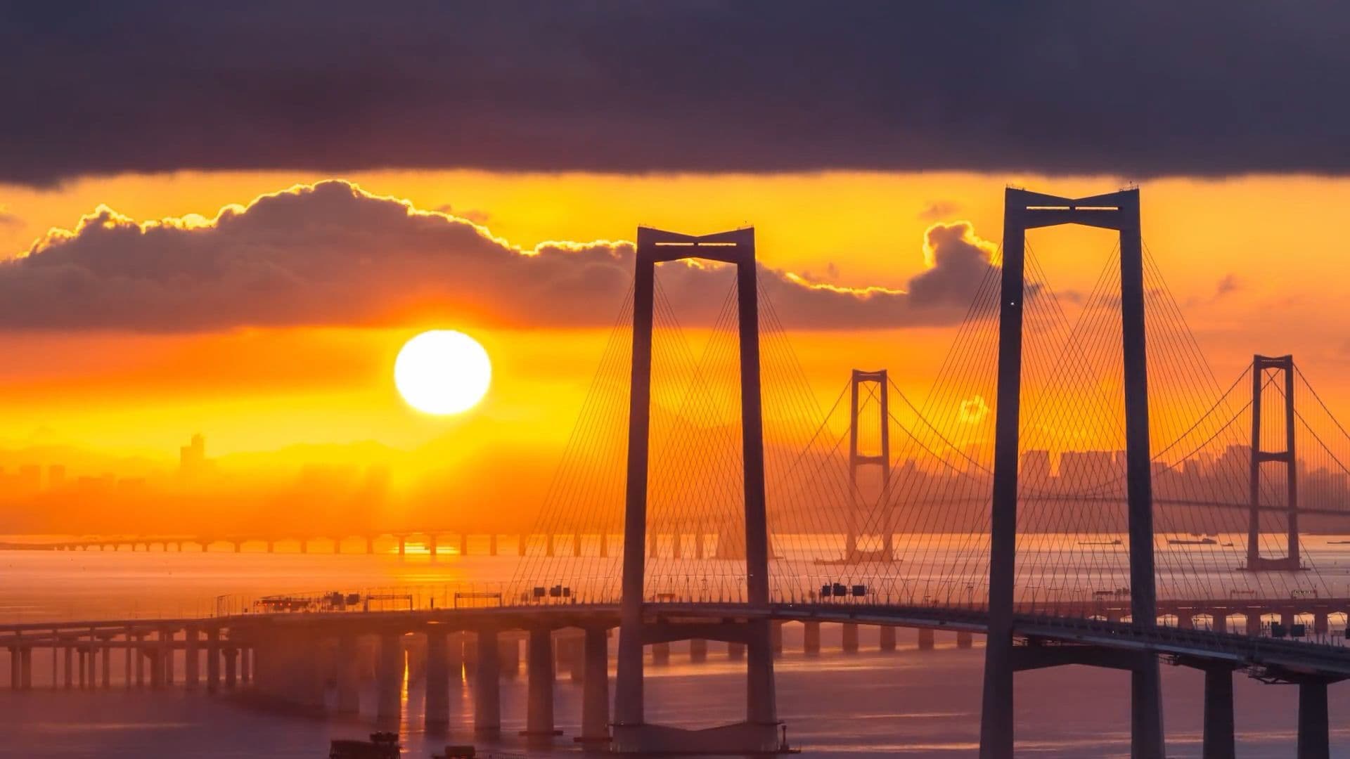 ตะวันกลมโตขึ้นสาดแสงทองบอกวันใหม่ อาบไล้ทางสัญจรยักษ์ใหญ่ข้ามทะเลในจีน