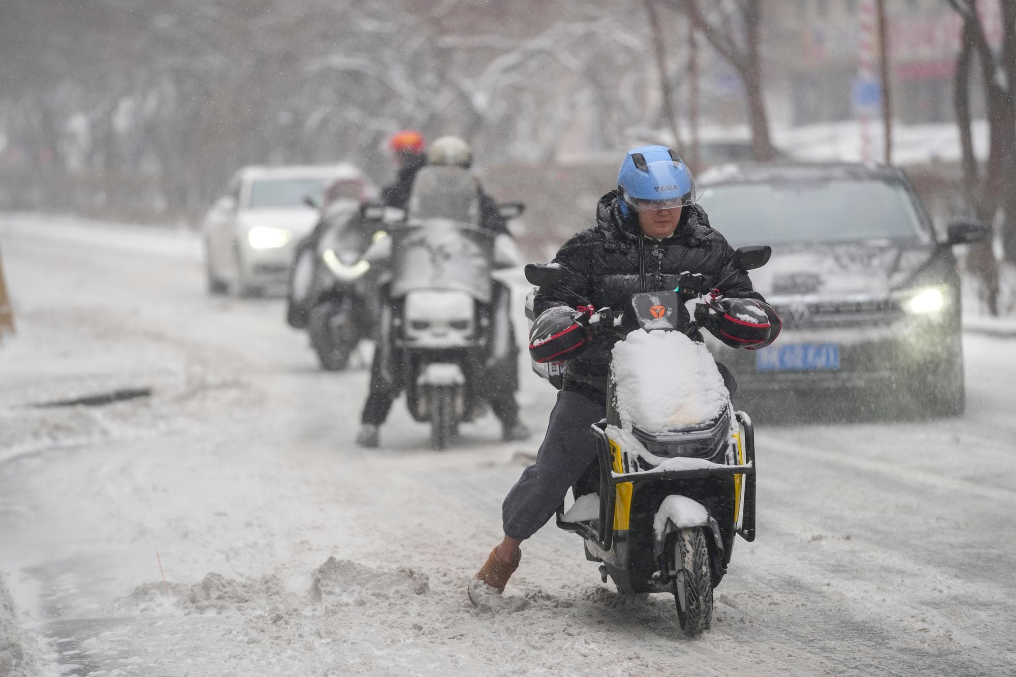 ผู้คนออกสัมผัสลมหนาวเย็น ใช้ชีวิตกลางหิมะตกในฮาร์บิน