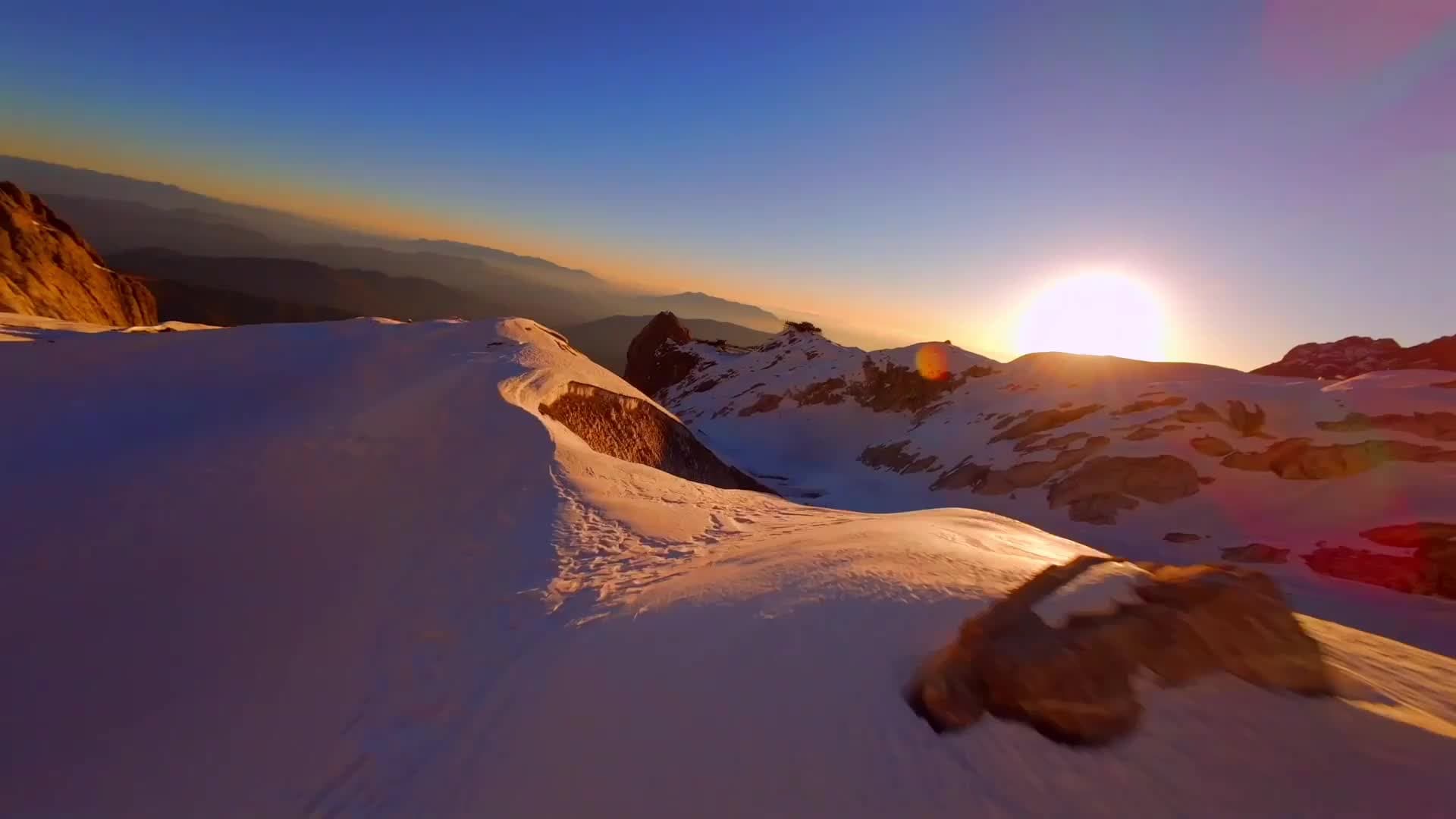 โดรนพาบินโฉบ 'ภูเขาหิมะมังกรหยก' ใต้แสงทองยามอรุณรุ่ง