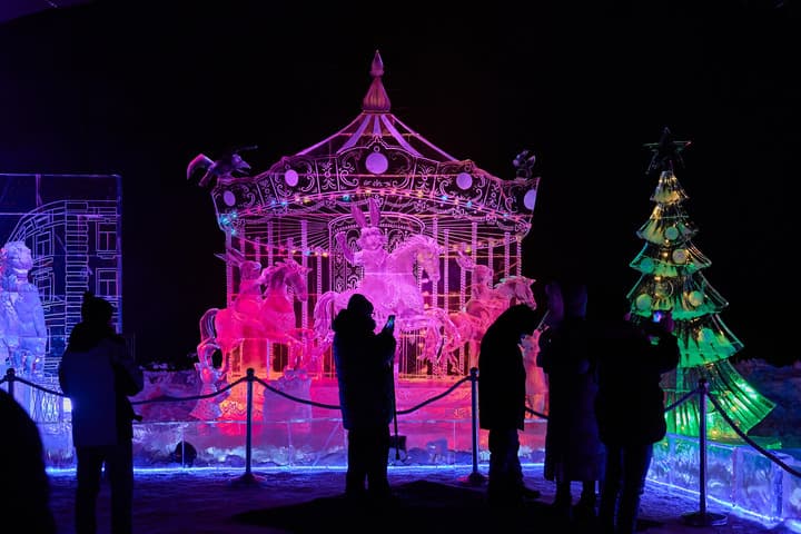 ตื่นตาตื่นใจ 'ประติมากรรมน้ำแข็ง' สุดประณีตในเซนต์ปีเตอร์สเบิร์ก