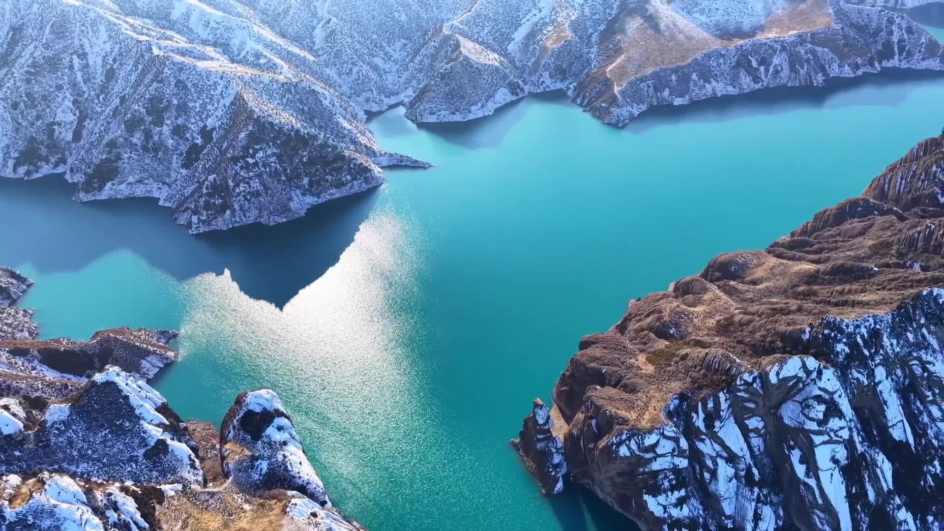 ขุนเขาแต้มหิมะขาว ทะเลสาบสีมรกต สวยราวภาพวาดในซินเจียง