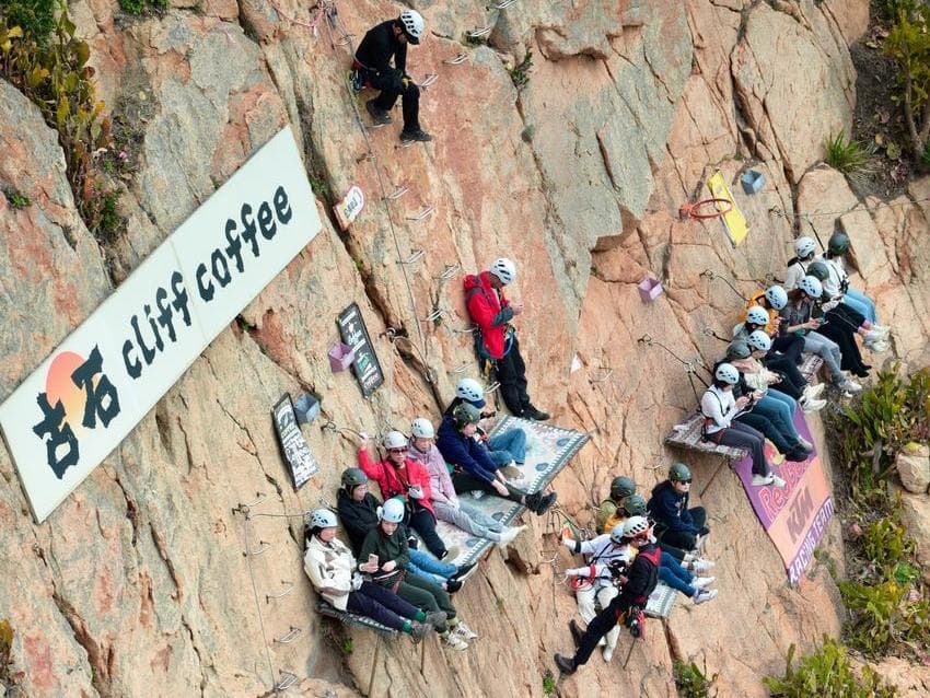 จิบกาแฟบนหน้าผาริมทะเล แหล่งท่องเที่ยวมาแรงในฝูเจี้ยน