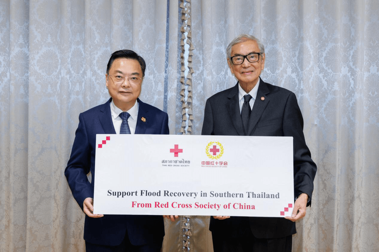 ทูตจีนมอบเงินบริจาคแก่สภากาชาดไทย บรรเทาทุกข์ผู้ประสบอุทกภัยภาคใต้