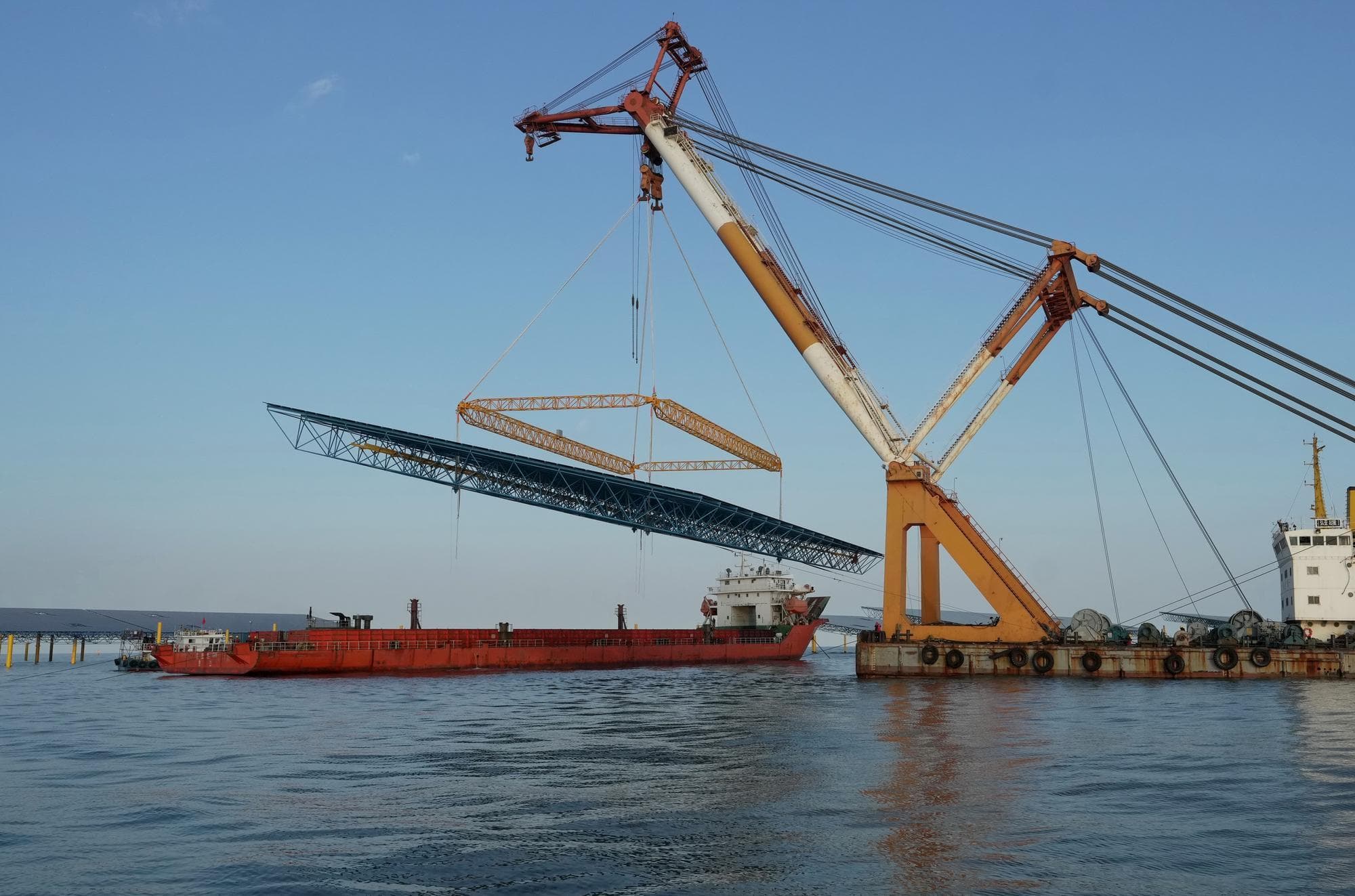 เครนยกย้ายแผงโซลาร์ยักษ์ สร้าง 'โรงไฟฟ้าพลังงานแสงอาทิตย์' นอกชายฝั่งเหอเป่ย