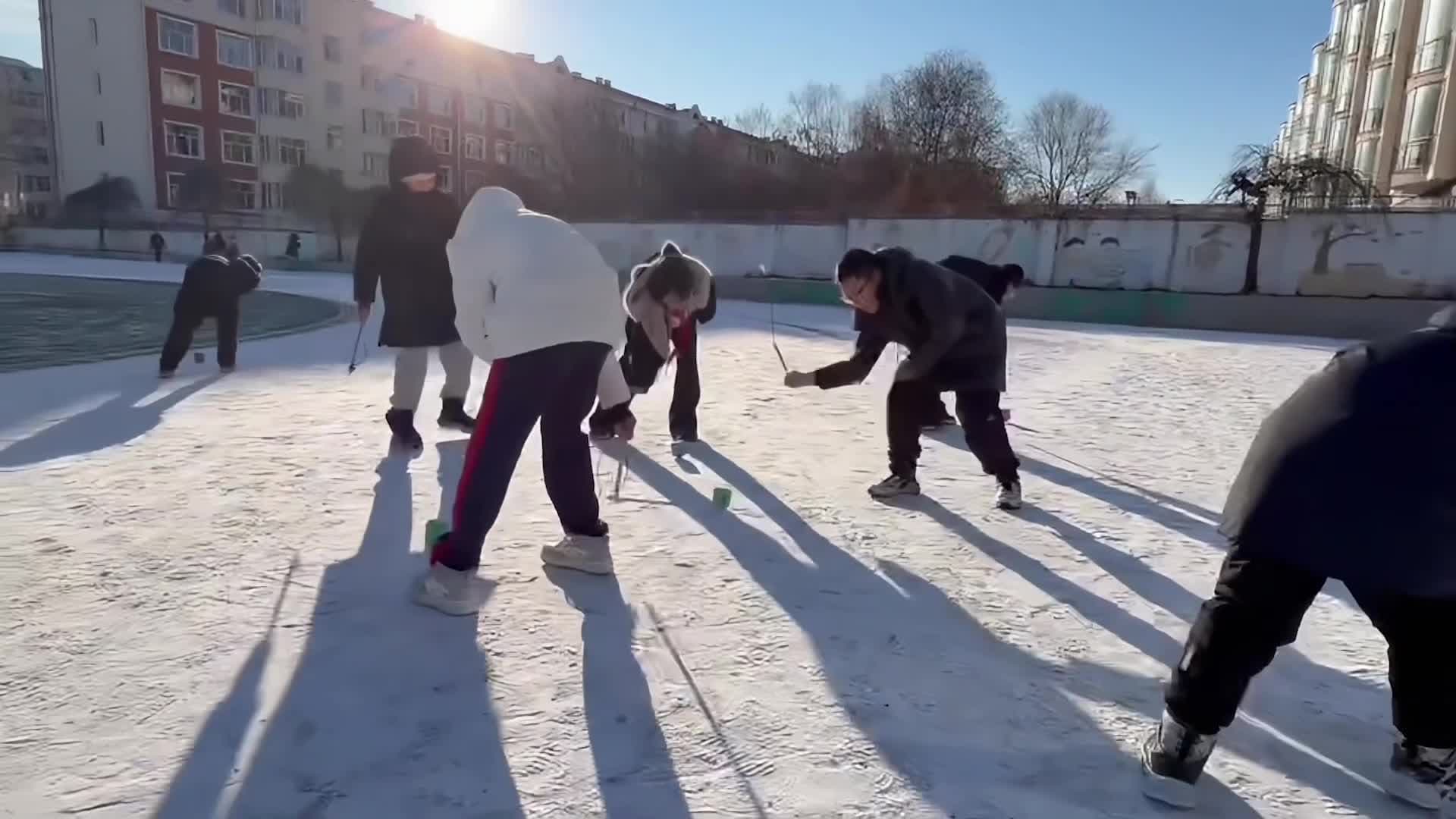 เด็กเล่นสนุกเกมกีฬาฤดูหนาว ช่วงสัปดาห์น้ำแข็ง-หิมะในเฮยหลงเจียง